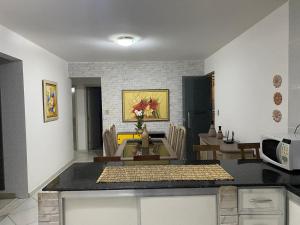 迪亚曼蒂纳Apartamento Diamante的厨房以及带桌子和桌布的用餐室。
