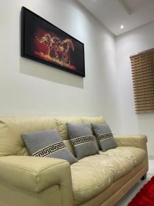 Al Qalah flats的带沙发和平面电视的客厅