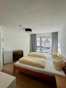 萨尔巴赫SKILL Mountain Lodge - Ski und Bike Hostel inklusive JOKER CARD的一间卧室设有两张床和窗户。