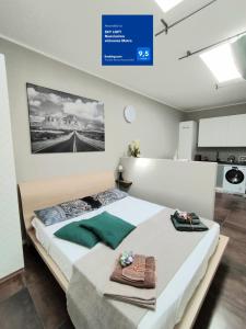 都灵SKY LOFT Nuovissimo vicinanze Metro的卧室配有两张床,墙上有标志
