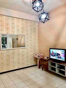 居林SUPER COMFY HOME @ KULIM CITY的一间带电视和镜子的客厅