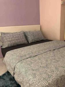 居林SUPER COMFY HOME @ KULIM CITY的一间卧室配有一张带两个枕头的床