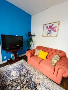 贝洛奥里藏特罗塔BH旅舍的带沙发和平面电视的客厅