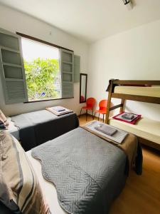 贝洛奥里藏特罗塔BH旅舍的客房设有两张床和窗户。