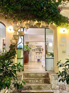 勒托阳尼席雷西雅酒店的通往植物客厅的开放式门