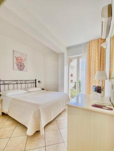 勒托阳尼席雷西雅酒店的白色卧室配有床和书桌