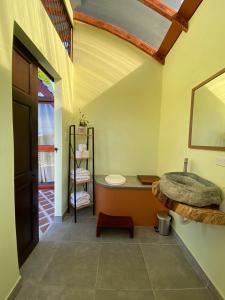 迦太基Glamping Campo Alegre的客房内设有带水槽和台面的浴室