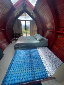 迦太基Glamping Campo Alegre的圆形客房中一间带一张大床的卧室