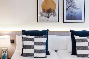 塞维利亚Modern and luxury- 2Bd 2Bth- Socorro的白色沙发、枕头和墙上的框图