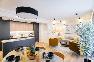 塞维利亚Modern and luxury- 2Bd 2Bth- Socorro的客厅以及带桌子和沙发的厨房。