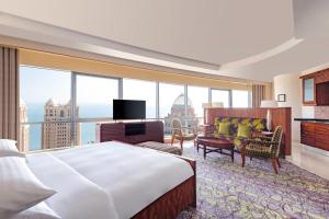多哈Qabila Westbay Hotel by Marriott的酒店客房设有一张床和一个大窗户