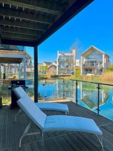 赛伦塞斯特Luxurious Lakefront Home with Pool/Spa Access的一个带2把躺椅和游泳池的甲板