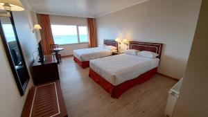 蓬塔阿雷纳斯迭戈阿尔马格罗蓬塔阿雷纳斯酒店的酒店客房设有两张床和电视。