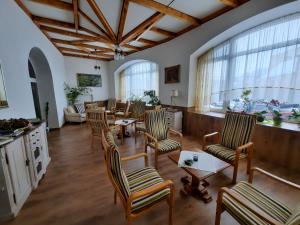 耶塞尼克Hotel Koruna的大型客房设有桌椅和窗户。