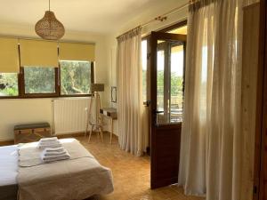 阿迪斯普普伦Minoa apartment in the heart of a Cretan village的一间卧室配有一张床,另一间卧室配有窗户