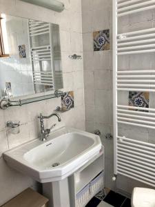 阿迪斯普普伦Minoa apartment in the heart of a Cretan village的白色的浴室设有水槽和镜子