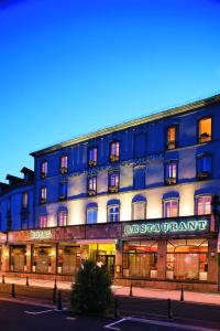 欧里亚克The Originals Boutique, Grand Hôtel Saint-Pierre, Aurillac (Qualys-Hotel)的一座蓝色的大建筑,上面有标志