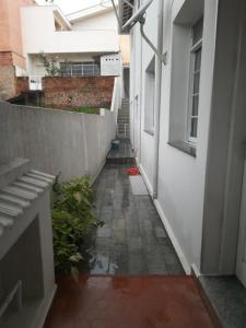 塞拉内格拉Casa no Centro de Serra Negra的一条有楼梯的建筑空走廊