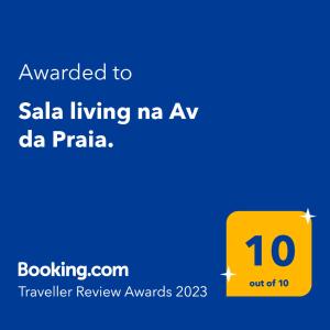 桑托斯Sala living na Av da Praia.的黄色的标语,带有文字,意在撒拉活着,活着,活着,活着,活着
