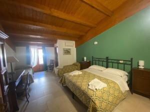扎费拉纳-埃特内阿Fermata Spuligni - Turismo Rurale的一间卧室设有两张床和木制天花板