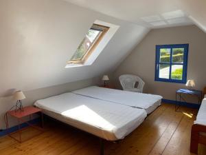 洛克马里亚Maison Locmaria, 2 pièces, 4 personnes - FR-1-418-163的一间卧室设有一张床和一个窗口