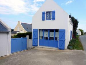 洛克马里亚Maison Locmaria, 2 pièces, 4 personnes - FR-1-418-163的白色和蓝色的房子,设有蓝色车库
