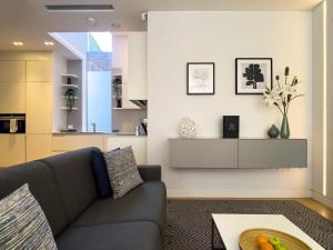 伦敦Mirabilis Apartments - Bayham Place的客厅配有沙发和桌子