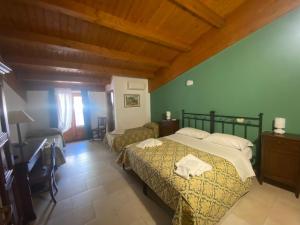 扎费拉纳-埃特内阿Fermata Spuligni - Turismo Rurale的一间卧室配有两张床和电视。