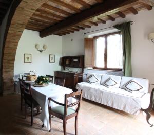 蒙特普齐亚诺Agriturismo San Gallo的卧室配有一张床和一张桌子及椅子