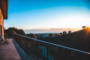 ChiatraEco lodge Carbonaccio的房屋的阳台享有海景。