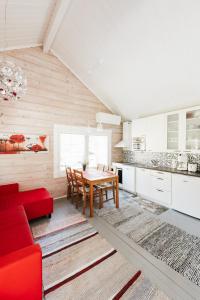 科特卡皮库托帕宾馆的厨房配有木桌和红色沙发。