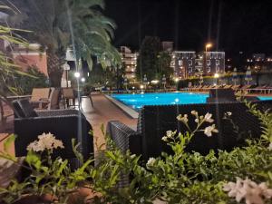 加尔达湖滨SunLake Hotel的享有游泳池的夜间景致
