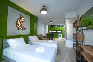 塞萨洛尼基Olea Apartments的绿墙客房内的两张床