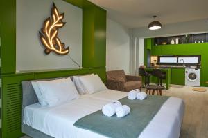 塞萨洛尼基Olea Apartments的酒店客房,配有带毛巾的床