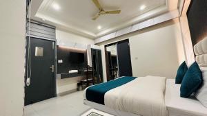 新德里Hotel Baba Deluxe -By RCG Hotels的一间带大床的卧室和一间浴室