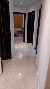 丹吉尔ESPACIOSO的走廊设有瓷砖地板和黑色橱柜