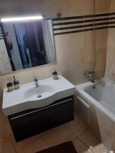 丹吉尔ESPACIOSO的浴室配有白色水槽和浴缸。