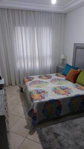 丹吉尔ESPACIOSO的一间带床的卧室,位于带窗户的房间内