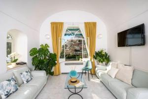 波西塔诺Villa Dalu的客厅配有白色家具和窗户
