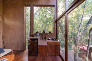 图卢姆OJO DE AGUA. Design+pool. Vive la auténtica selva!的一间带水槽和大窗户的浴室