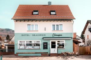 塞海姆-尤根海姆Hotel Brasserie Chaussee的镇上的一座建筑,设有餐厅