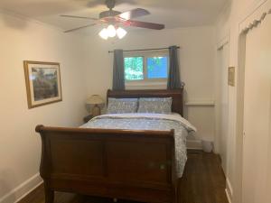夏洛特Briar Creek Rd bnb的一间卧室配有一张床和吊扇