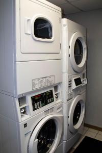 诺福克诺福克新维多利亚套房酒店 的两台洗衣机相互叠合