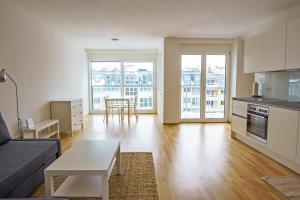 维也纳Vienna Living Apartments - Ottakring的客厅配有沙发和桌子