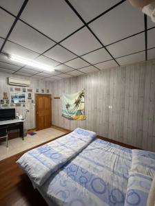台东奇快旅遊民宿的一间卧室配有一张大床和一架钢琴