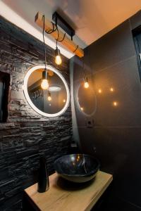 普雷代亚尔The Palo Cabins的一间带水槽和镜子的浴室