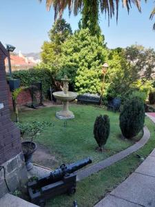 维纳德马卡斯蒂略中世纪酒店的花园中的大炮,花园中拥有喷泉和树木