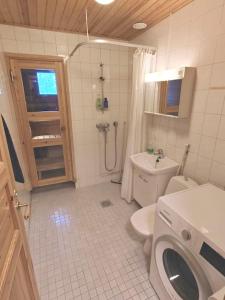 萨利色尔卡Gold Legend Paukkula #4 - Saariselkä Apartments的带淋浴、卫生间和盥洗盆的浴室