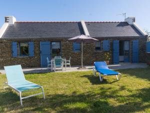 勒帕莱Maison en pierres au calme avec jardin proche plages et sentier côtier - FR-1-418-88的两把椅子和一把伞在房子前面