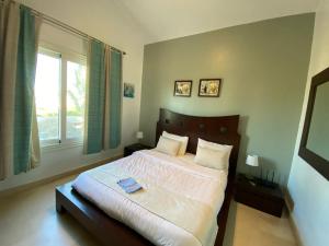 赫尔格达Gouna的一间卧室设有一张大床和一个窗户。